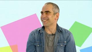 Alex Zamfir reinventează distracţia în familie. Jocurile cu cartonaşe sunt din nou la modă