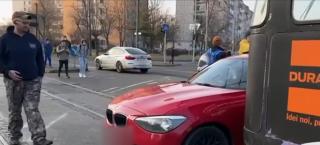 Accident stupid în Timişoara. Un şofer a rămas blocat în propria maşină după ce a virat "pe interzis" şi a fost lovit în plin de tramvai