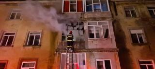 Un bloc din Medgidia a luat foc şi a fost activat Planul Alb de intervenţie. Pompierii s-au luptat 4 ore cu flăcările, iar 5 persoane au ajuns la spital