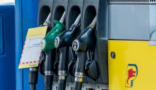 Când s-ar putea ieftini benzina în România. Plătim aproape cât europenii din vest, dar salariile sunt mult mai mici