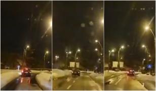 Un șofer beat s-a înfipt cu mașina într-un morman de zăpadă. Bărbatul a condus minute bune când pe sensul său, când pe contrasens