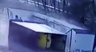 Sperietură zdravănă pentru o femeie din Gorj. Pubela a fost luată de vânt când voia să arunce gunoiul