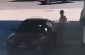 VIDEO. Momentul în care un australian alimentează maşina în pielea goală, apoi merge liniştit la casă să plătească