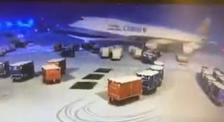 Momentul în care un uriaş avion cargo spulberă cărucioarele pentru bagaje, pe aeroportul din Chicago