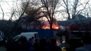 Incendiu la o casă din Galați, din cauza unui horn încins. Pompierii au intervenit cu cinci autospeciale