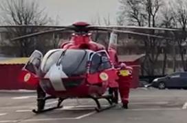 O copilă din Iaşi a suferit arsuri serioase, după ce a turnat benzină peste focul din sobă. A fost luată de urgenţă cu un elicopter