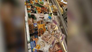 Alimente expirate, rafturi murdare și insecte moarte, la două magazine Mega Image din Ilfov