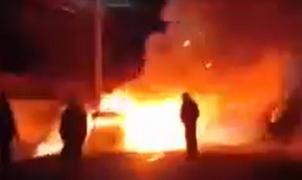 Maşină făcută scrum pe un drum din Neamţ. Şoferiţa de 33 de ani a tras o sperietură de zile mari