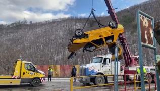 Scafandrii au recuperat după două zile maşina care a plonjat în Someşul Cald. Doi tineri au murit în urma accidentului