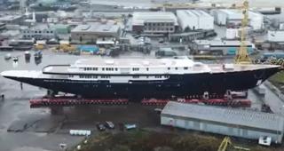 Olandezii demontează un pod istoric pentru a permite trecerea unui iaht de lux aparţinând miliardarului Jeff Bezos