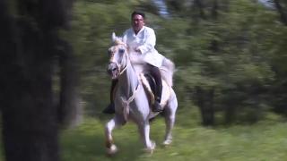 Kim Jong-un, în galop pe un cal alb. Scene halucinante într-un documentar care spune că a învins pandemia și că nord coreenii o duc bine