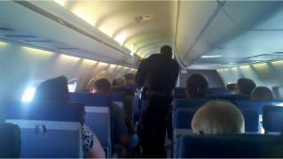 Bătaie şi ameninţări cu moartea într-un avion ce abia decolase din Bucureşti. O femeie a leşinat când scandalagii au vrut să dea foc măştilor de oxigen