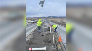 Hoții au lăsat DN1 fără elementele de iluminat stradal. Un astfel de ansamblu de semnalizare costă în jur de 7.000 de lei