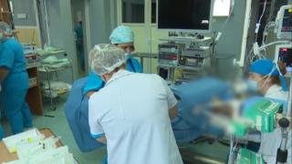 Un adolescent are din nou șansa la viață normală, după ce a primit un rinichi de la tatăl său. Procedura a durat 9 ore