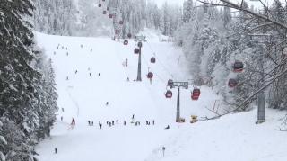 Pe pârtiile din România, distracţie durează până bate vântul. Două dintre cele mai mari domenii schiabile se confruntă cu un munte de probleme