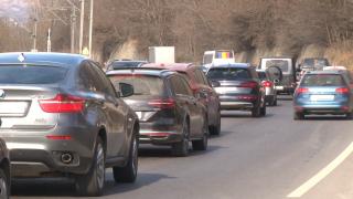 Drumul spre staţiunile de pe Valea Prahovei, un adevărat test al răbdării. Şoferii au de înfruntat cozile kilometrice