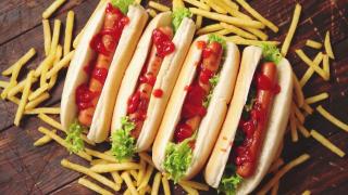 Obiceiuri alimentare nesănătoase cauzate de pandemie. Mâncatul emoţional poate provoca grave probleme de sănătate