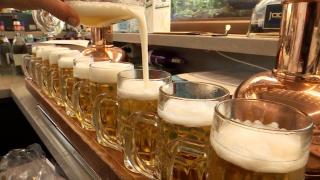 Vești rele pentru băutorii de bere. Cât vor da românii în plus pentru o halbă sau o sticlă de lager