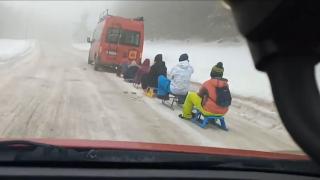 Bărbatul filmat trăgând şase sănii cu copii şi adolescenţi cu microbuzul va fi sancţionat pentru "nerespectarea remorcării". Ce amendă riscă