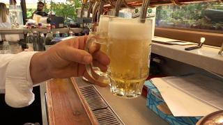 Se scumpeşte berea! Anunţul făcut de al treilea cel mai mare producător din lume îi sperie pe români, care beau în medie peste 100 de litri de bere pe an