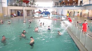 Distracţie la piscină în plină iarnă. Zeci de turişti din vestul ţării s-au bucurat din plin de o zi de duminică ca-n miez de vară