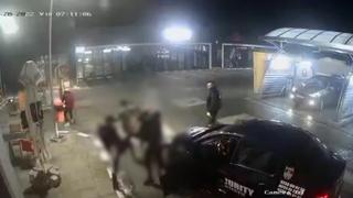 Noi imagini de la bătaia dintr-o benzinărie din Craiova, unde doi bărbaţi au fost snopiţi în bătaie de agenţii firmei de pază