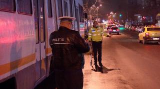 Accident teribil aseară în București. Un bărbat a fost prins sub tramvai după ce a trecut printre gardurile de protecție