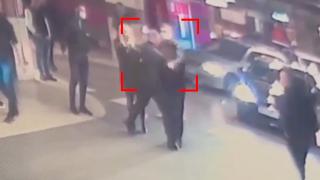 Polițist făcut KO de un interlop, în timp ce 4 colegi stau și se uită. Șefii laudă comportamentul lor