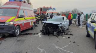Accident teribil pe A2. Impact violent între o maşină şi un TIR: parbrizul autoturismului i-a secţionat o mână şoferiţei