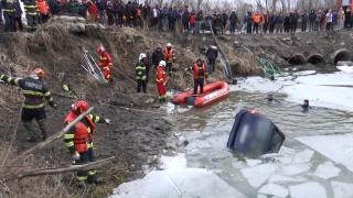 O tânără de 21 de ani și bunicul ei au murit înecați, după ce au căzut cu mașina într-o groapă cu apă, în Suceava