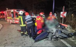 S-a născut a doua oară! Un tânăr de 22 de ani a scăpat cu viaţă după ce s-a izbit violent de un parapet şi şi-a distrus complet maşina