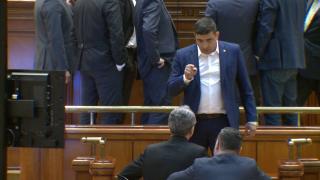 Parlamentul României se transformă în stadion: Circ, jigniri şi vorbe grele printre legile ţării
