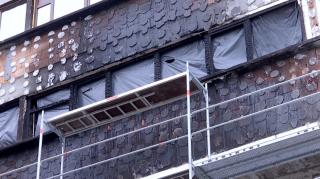 Locatarii blocului care a ars în Constanța își strigă disperarea. Ne se pot întoarce nici acum la casele lor și se tem că hoţii le vor fura bunurile