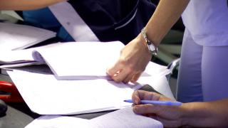 Românii care au avut Covid-19 trebuie să prezinte un document în plus la revenirea la locul de muncă. Medicii spun că hârtia e inutilă