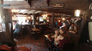 Cel mai vechi bar din Marea Britanie, închis după 1200 de ani de funcţionare din cauza restricţiilor Covid