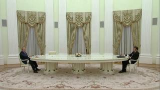 Macron spune că Putin i-a promis că nu va mai exista "o degradare sau o escaladare" în criza dintre Rusia şi Ucraina. Kremlinul neagă