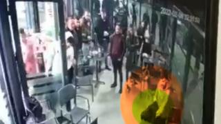 Filmul atacului de la benzinăria din Sibiu. Motivul uluitor pentru care un tânăr a fost înjunghiat și lăsat în agonie