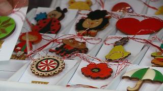 Mărţişoare artizanale, pregătite cu migală de meşterii români. "Sunt pensionar, dar ţin cu dinţii de acestă meserie"