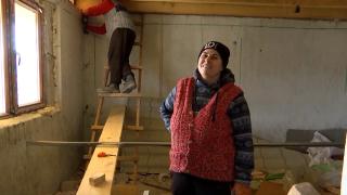 O familie a cumpărat o casă din satul "fantomă" Rotunda cu 1.300 euro. Cum arată după o investiţie de 80.000 lei