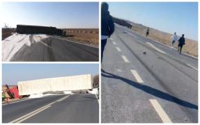 "E azotat, poate să bubuie. E ca la Mihăileşti". Panică la ieșire din Țăndărei, unde un TIR încărcat cu azotat de amoniu s-a răsturnat pe șosea