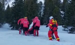 Luat cu elicopterul, după ce şi-a rupt piciorul pe munte