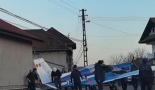 Un avion de mici dimensiuni a aterizat forţat pe un teren agricol din Hunedoara. Pilotul efectua un zbor de instructaj
