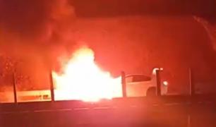 O maşina s-a aprins ca o torţă, în mers, pe Autostrada Transilvania