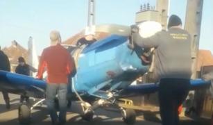 "Pe deal în jos, or venit cu el pe roţi, frumos" Avionul care a aterizat forțat lângă Sântandrei, tras pe uliță de săteni