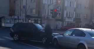 Un bărbat de 65 de ani, oprit de 2 ori într-o zi de poliţişti, după ce s-a urcat beat la volan şi a provocat mai multe accidente