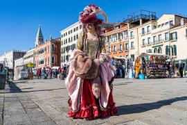 Carnavalul de la Veneţia a adus magia în nordul Italiei. Petrecerea continuă şi zilele următoare