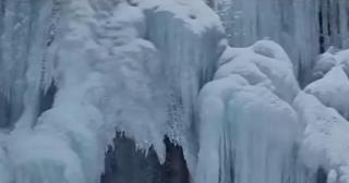 Cascada Valea Mării, regatul de gheaţă din Munţii Retezat