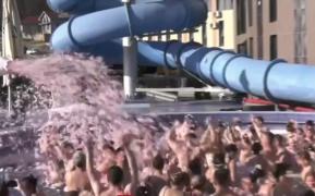 Spuma party de Valentine's Day: piscinele, colorate în nuanţa iubirii. "Preţul" romantismului, la Băile Felix