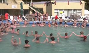Hora iubirii, în apa termală de la Băile Felix. Turiştii au început mai devreme petrecerea de Ziua Îndrăgostiţilor