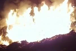 Groapa de gunoi din Sighişoara a luat foc. Flăcările s-au extins rapid şi au fost degajări mari de fum